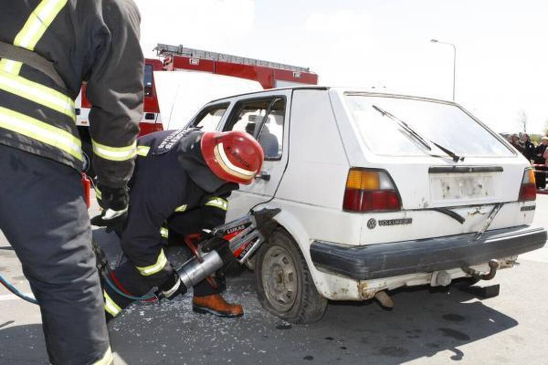 Ugniagesiai iš suknežinto automobilio „laisvino“ Deivį