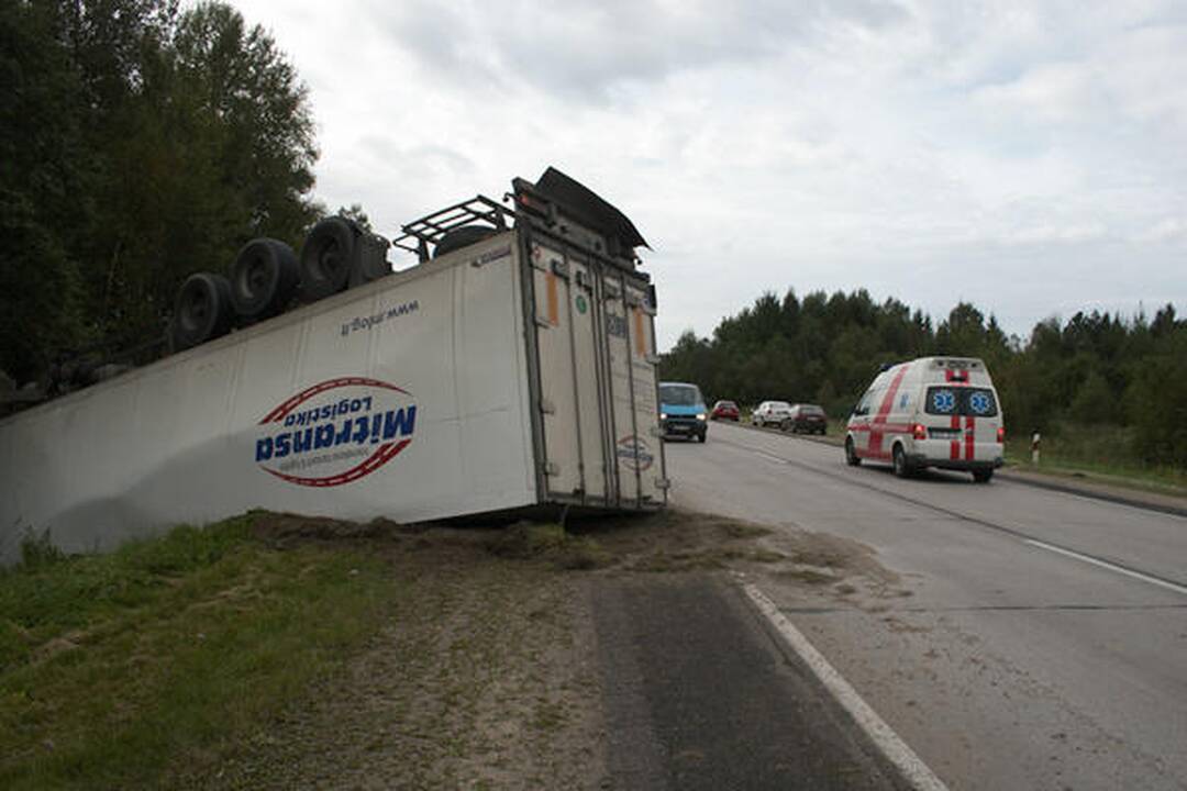 Ratą pametęs ir sunkią avariją sukėlęs vilkiko vairuotojas paspruko