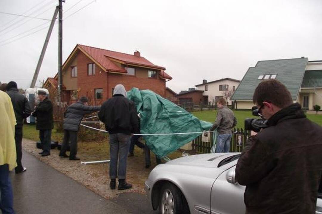 Supanikavę D.Kedžio šalininkai ruošia padangas ir degų skystį (papildyta)