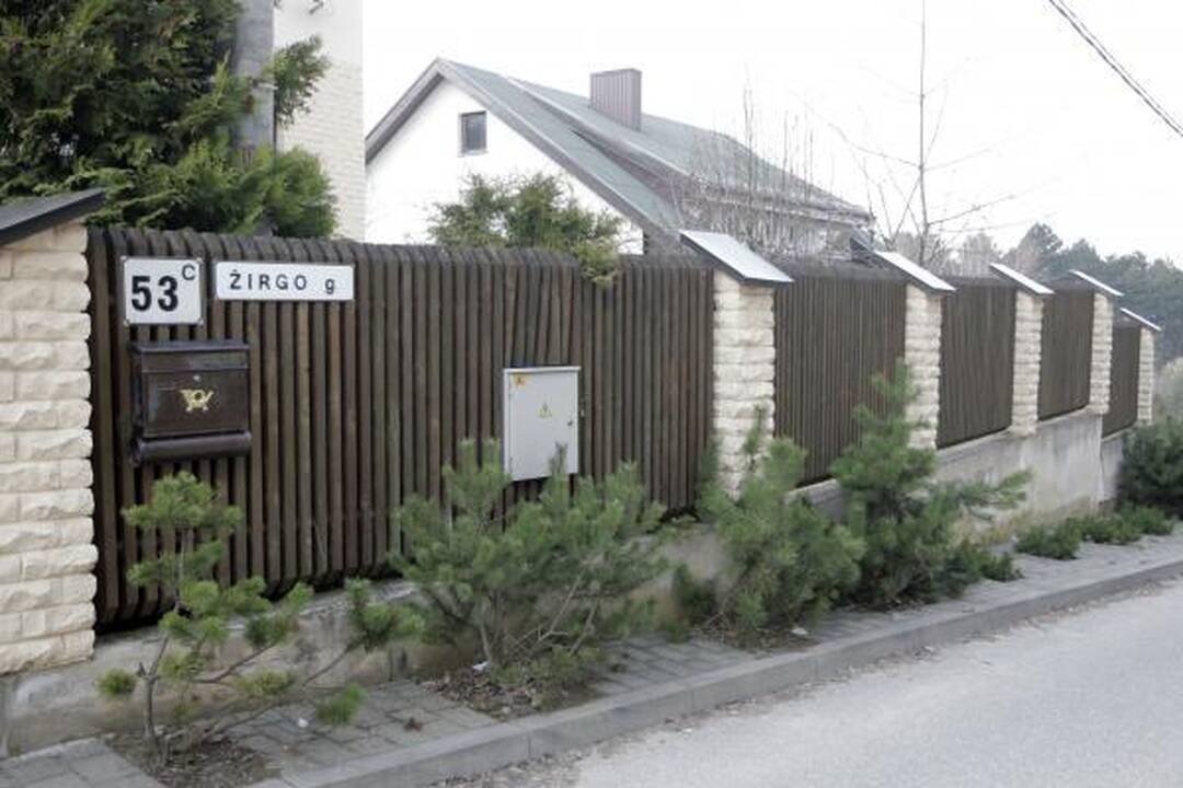J.Pinskaus prašoma nugriauti sudegusią pirtelę (patikslinta)