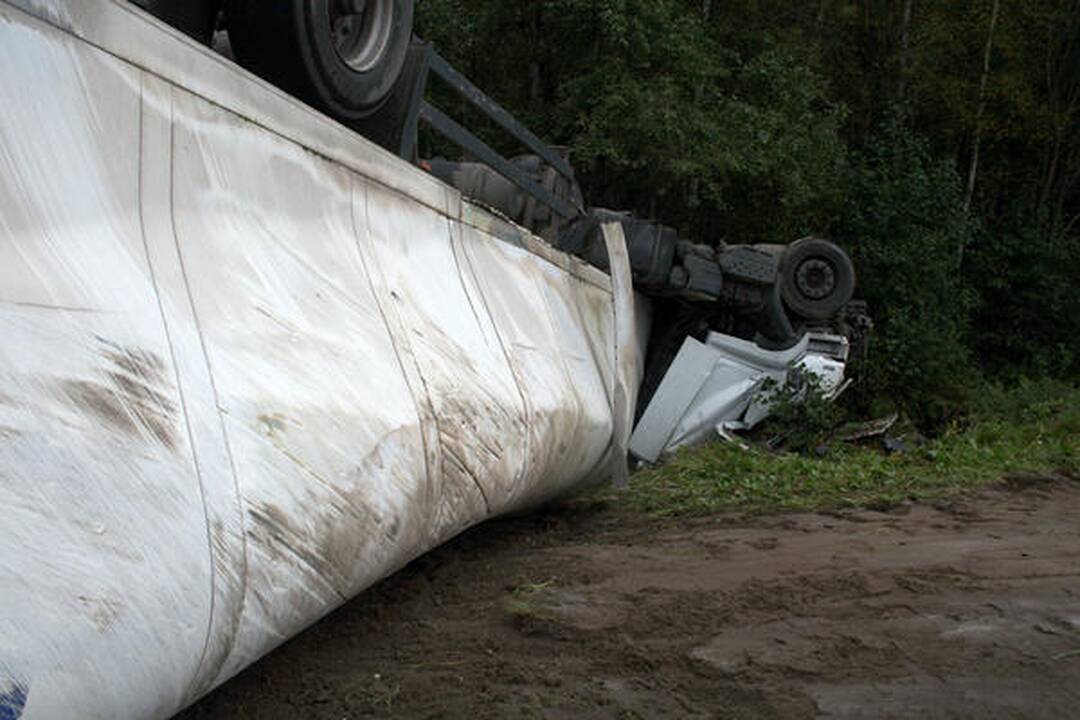 Ratą pametęs ir sunkią avariją sukėlęs vilkiko vairuotojas paspruko