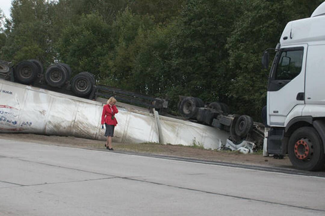Ratą pametęs ir sunkią avariją sukėlęs vilkiko vairuotojas paspruko