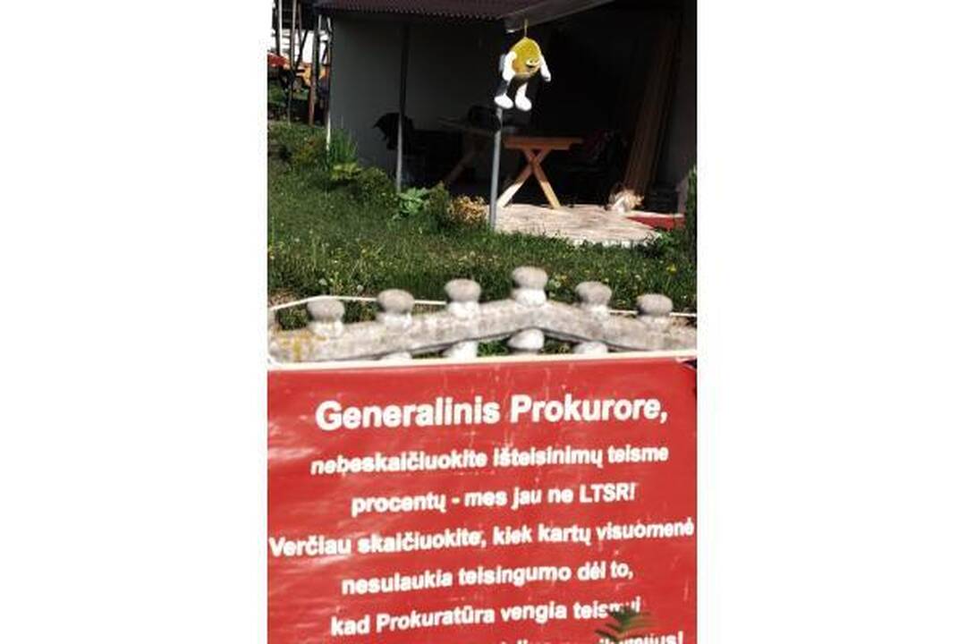 Net ir po teismo sprendimo protestuotojai liks prie Venckų namų 