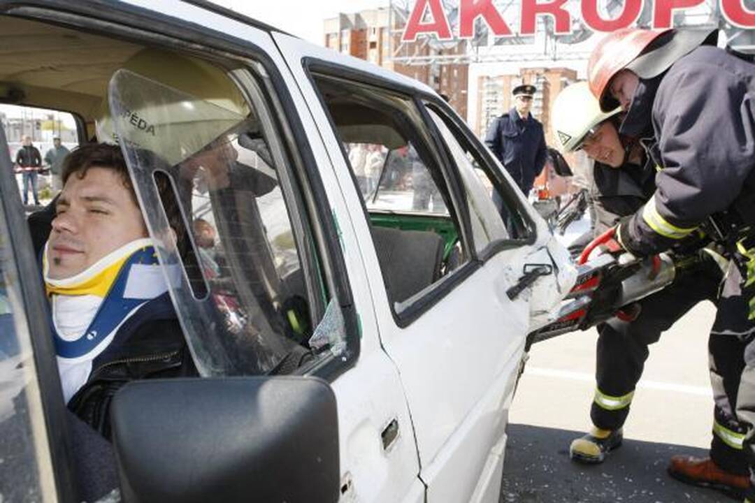 Ugniagesiai iš suknežinto automobilio „laisvino“ Deivį