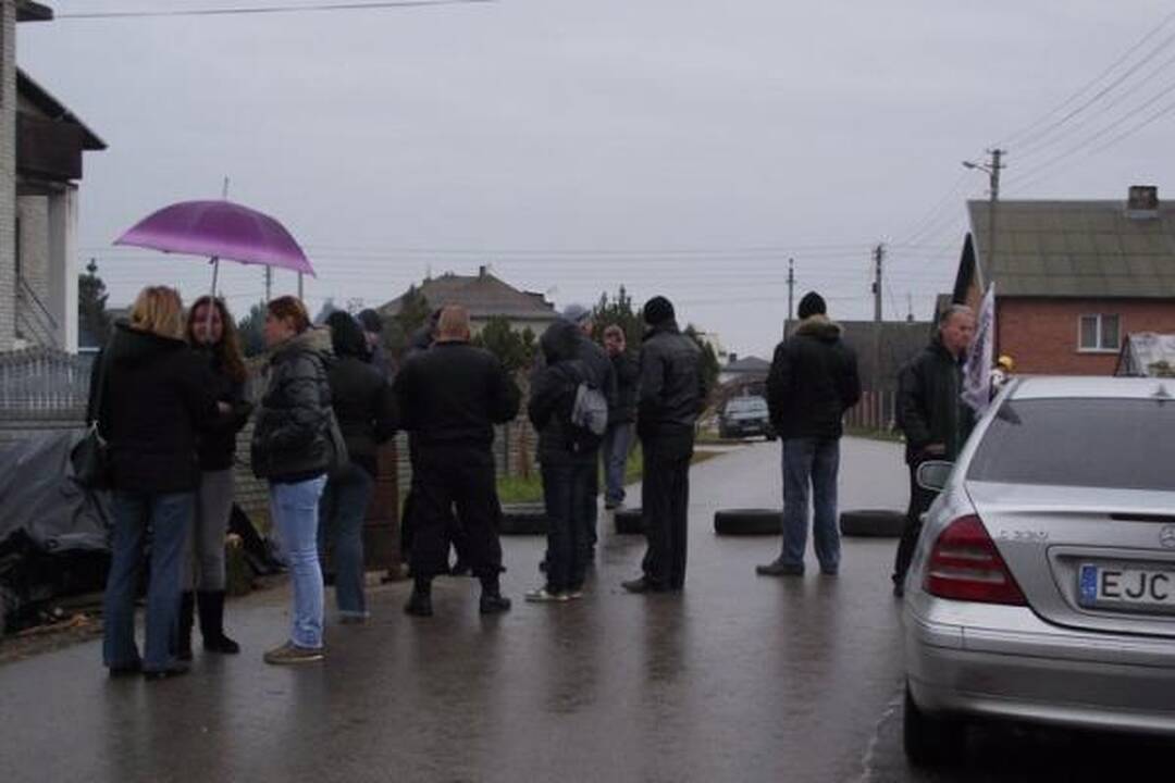 Supanikavę D.Kedžio šalininkai ruošia padangas ir degų skystį (papildyta)