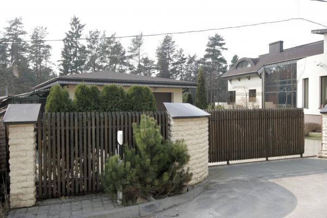 J.Pinskaus prašoma nugriauti sudegusią pirtelę (patikslinta)