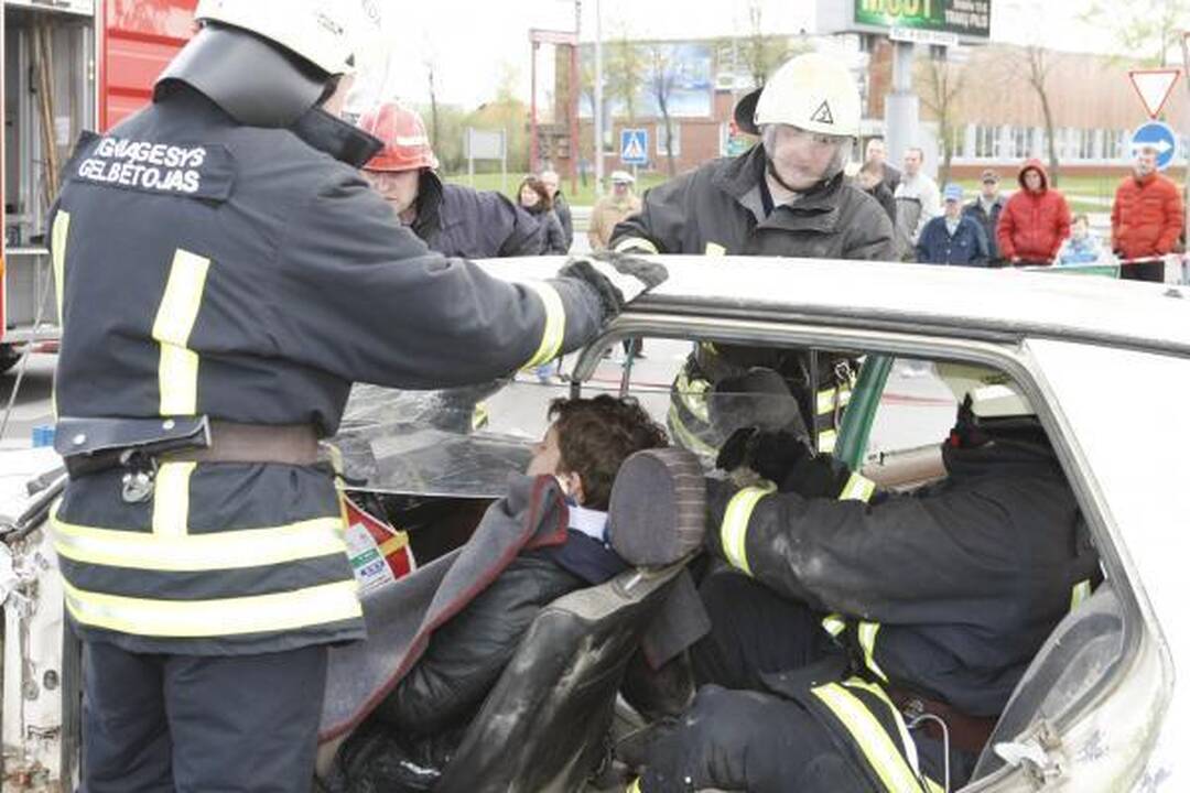 Ugniagesiai iš suknežinto automobilio „laisvino“ Deivį