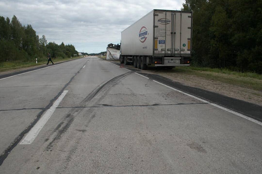 Ratą pametęs ir sunkią avariją sukėlęs vilkiko vairuotojas paspruko