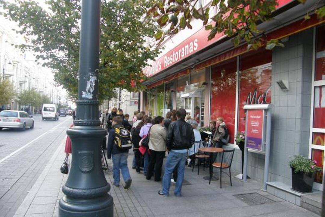 Uždarytos „McDonald‘s“ durys neatbaidė vilniečių nuo greitojo maisto