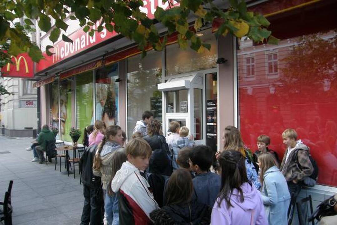 Uždarytos „McDonald‘s“ durys neatbaidė vilniečių nuo greitojo maisto