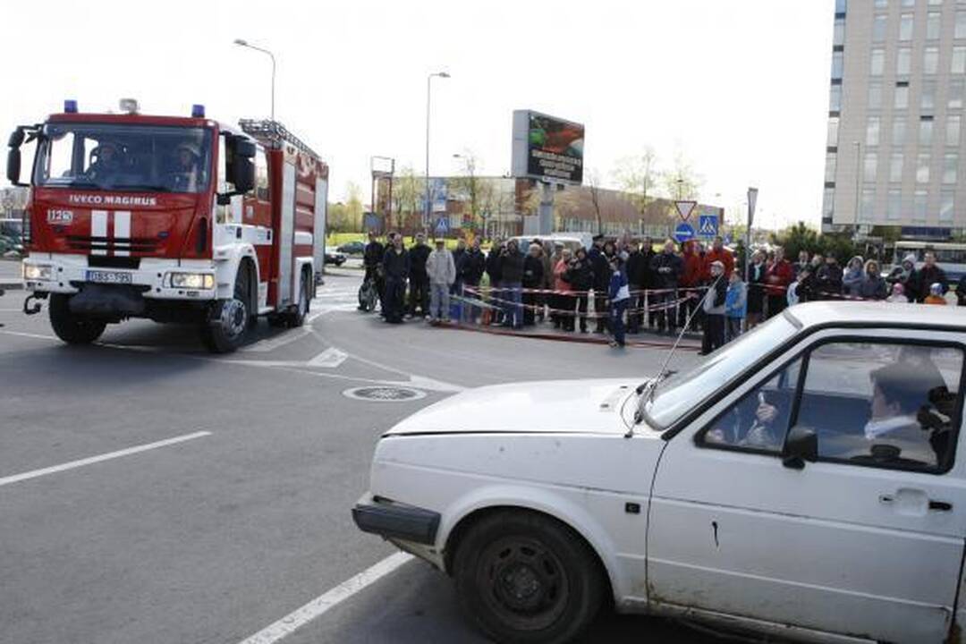 Ugniagesiai iš suknežinto automobilio „laisvino“ Deivį