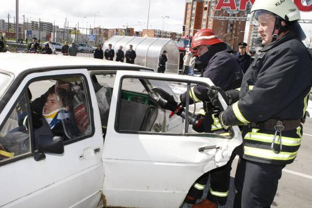 Ugniagesiai iš suknežinto automobilio „laisvino“ Deivį
