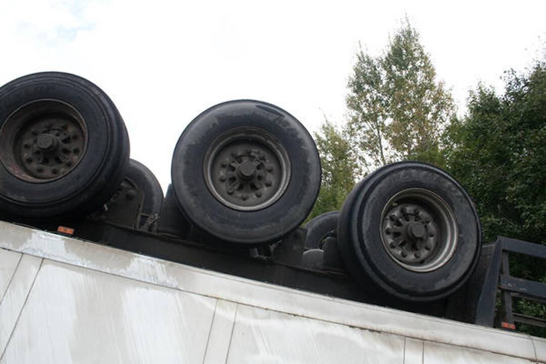 Ratą pametęs ir sunkią avariją sukėlęs vilkiko vairuotojas paspruko