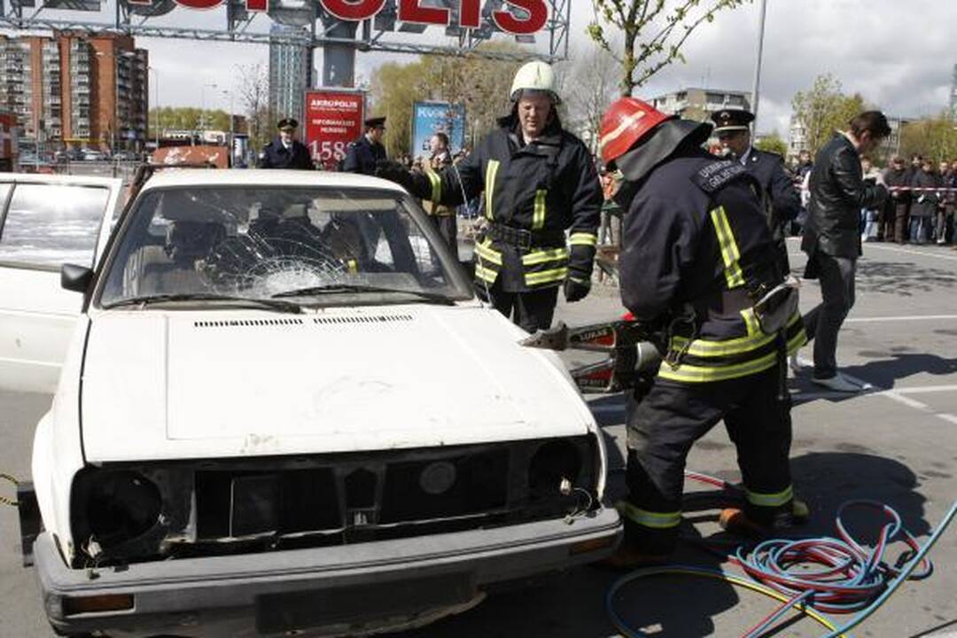 Ugniagesiai iš suknežinto automobilio „laisvino“ Deivį