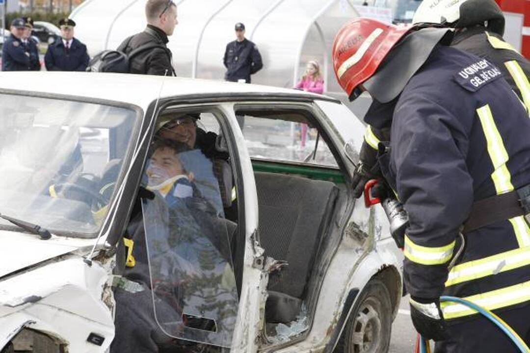 Ugniagesiai iš suknežinto automobilio „laisvino“ Deivį