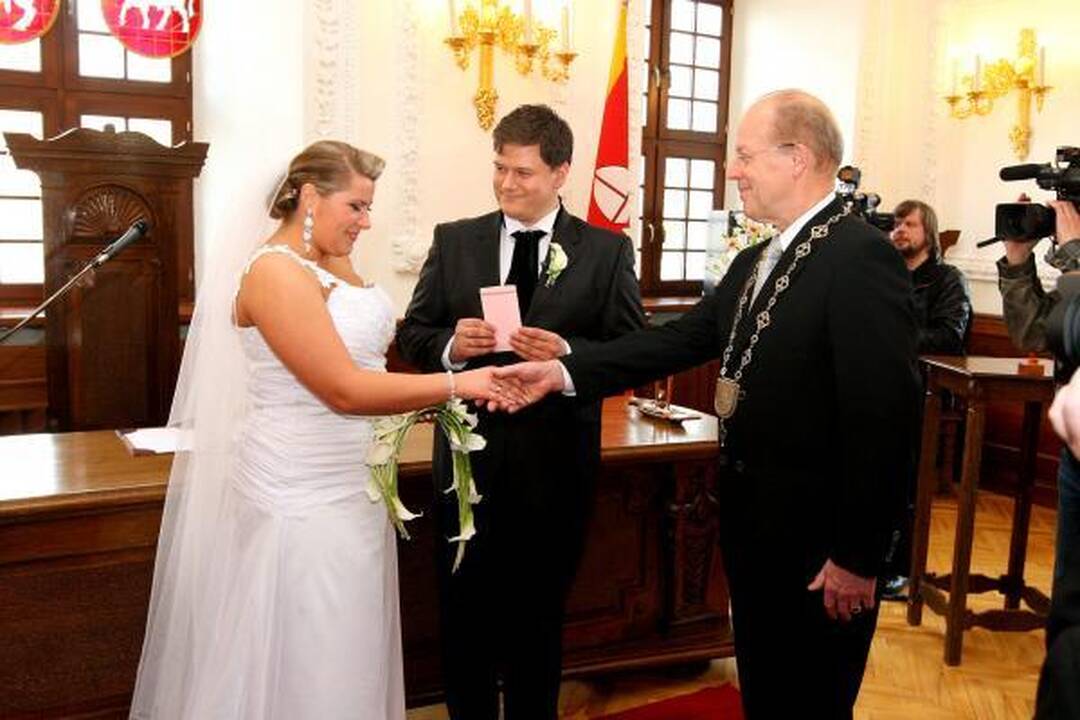 Merūnas Vitulskis su savo išrinktąja Kauno rotušėje sumainė žiedus 