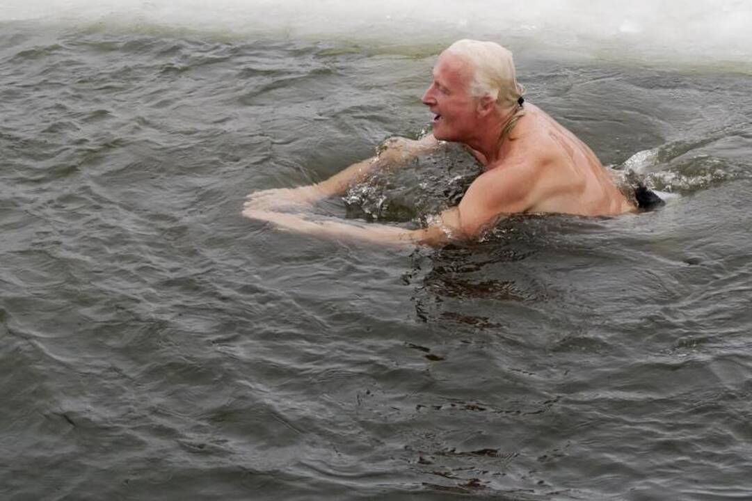 Sveikuoliai ners į ledinį Nemuno vandenį
