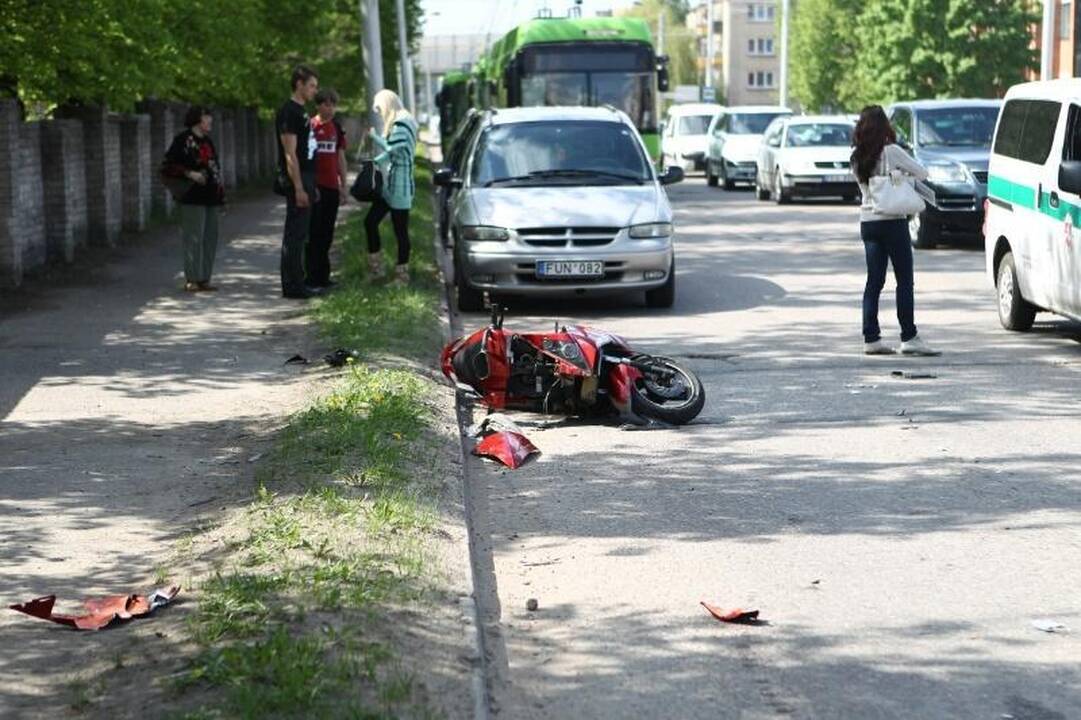 Avarija Raudondvario plente: sužalotas motoroleriu važiavęs 17-metis
