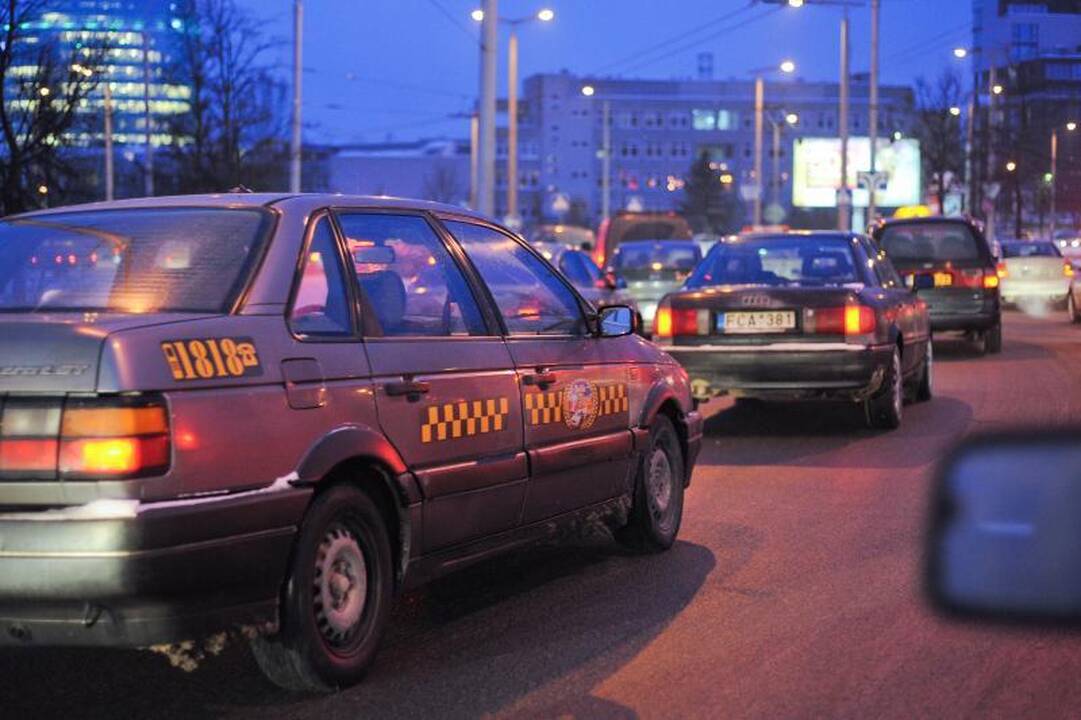 Vilniaus taryba taksistus laikinai atleido nuo rinkliavos