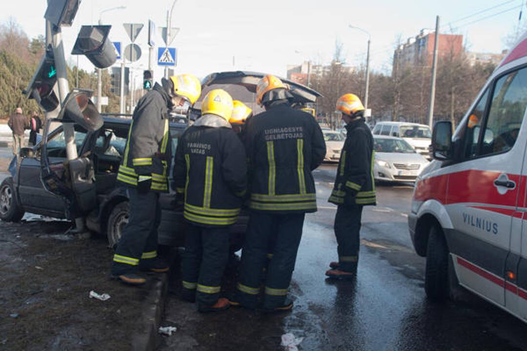 Vilniuje skubėdamas į gaisrą į avariją pateko policijos ekipažas (papildyta)