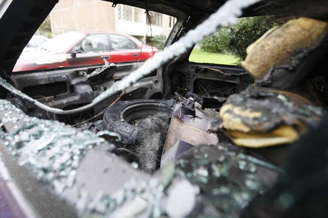 Klaipėdoje Gedminų gatvėje degė trys automobiliai