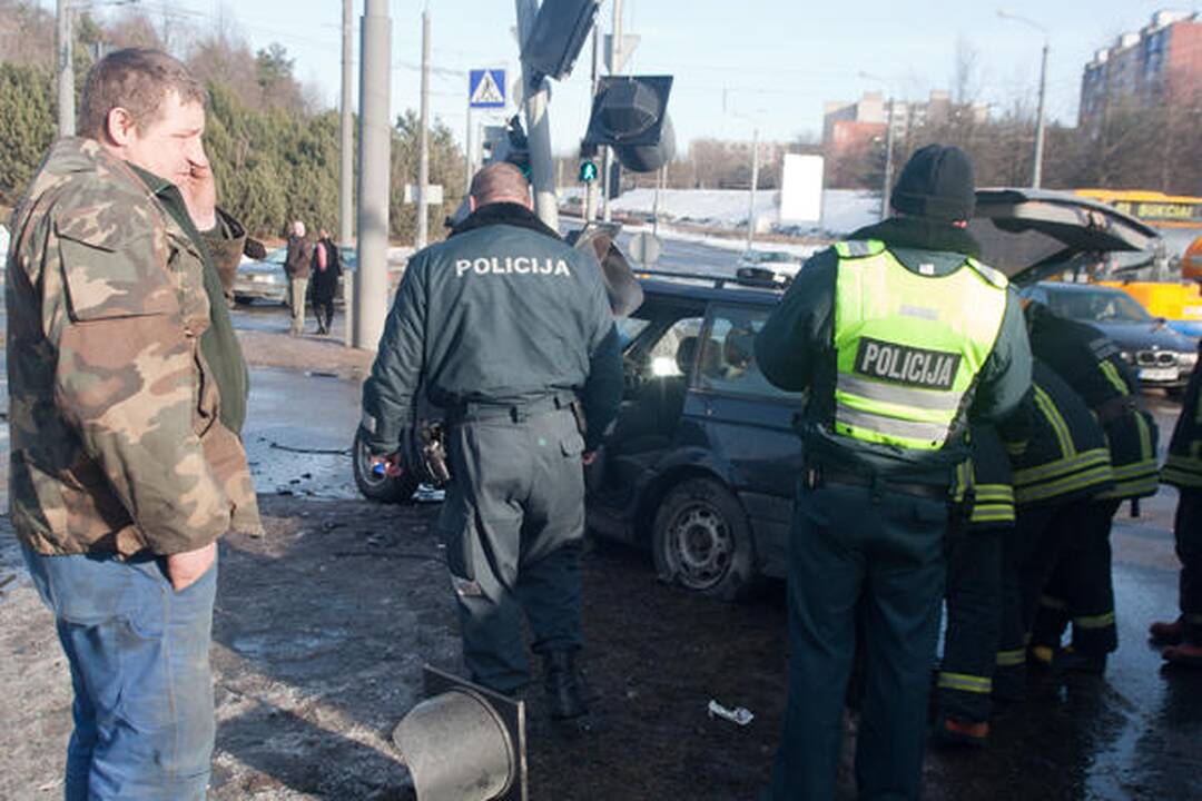 Vilniuje skubėdamas į gaisrą į avariją pateko policijos ekipažas (papildyta)