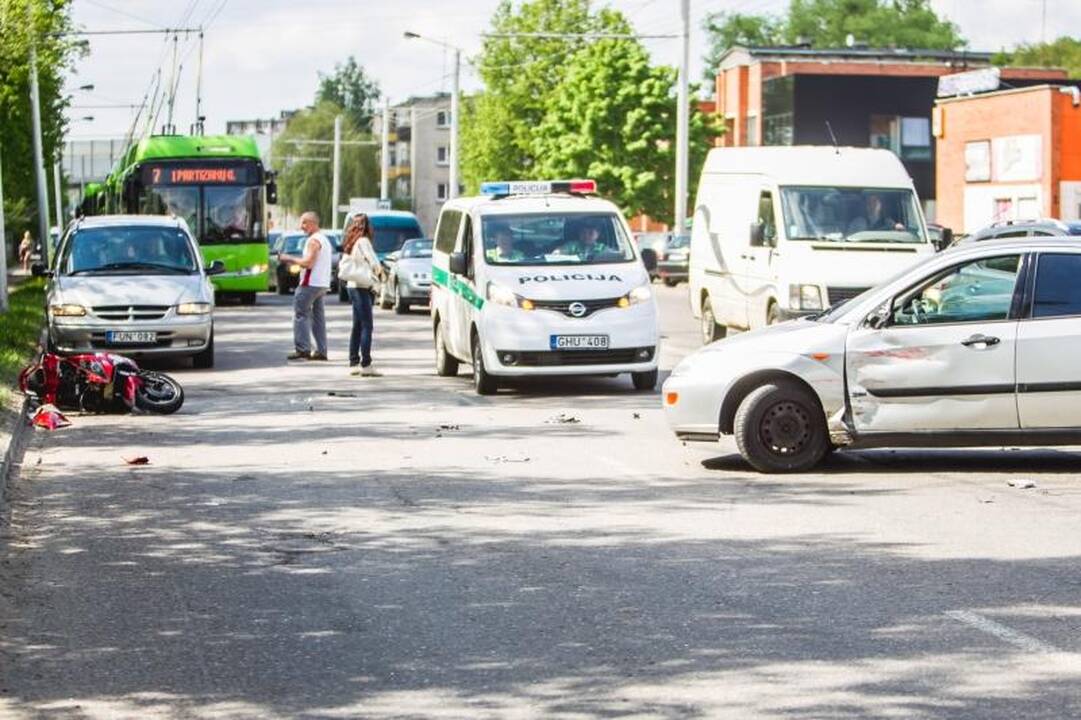 Avarija Raudondvario plente: sužalotas motoroleriu važiavęs 17-metis