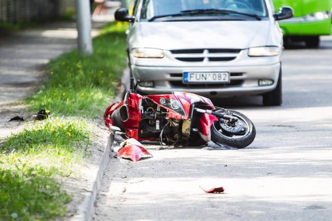 Avarija Raudondvario plente: sužalotas motoroleriu važiavęs 17-metis