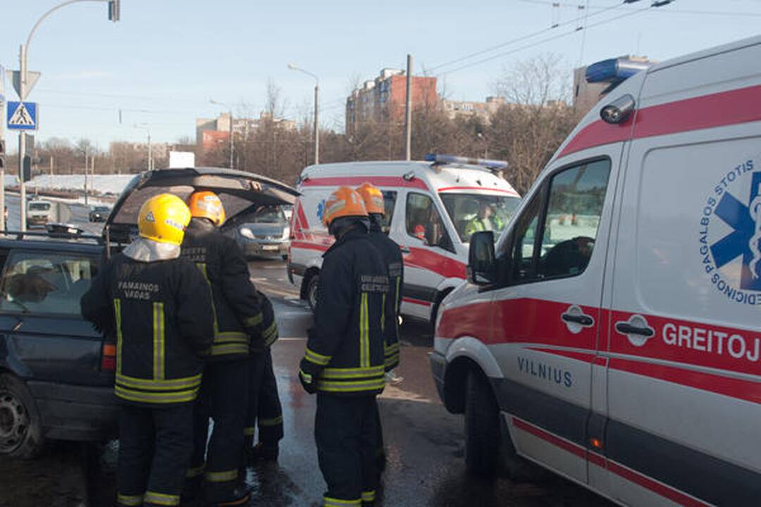 Vilniuje skubėdamas į gaisrą į avariją pateko policijos ekipažas (papildyta)