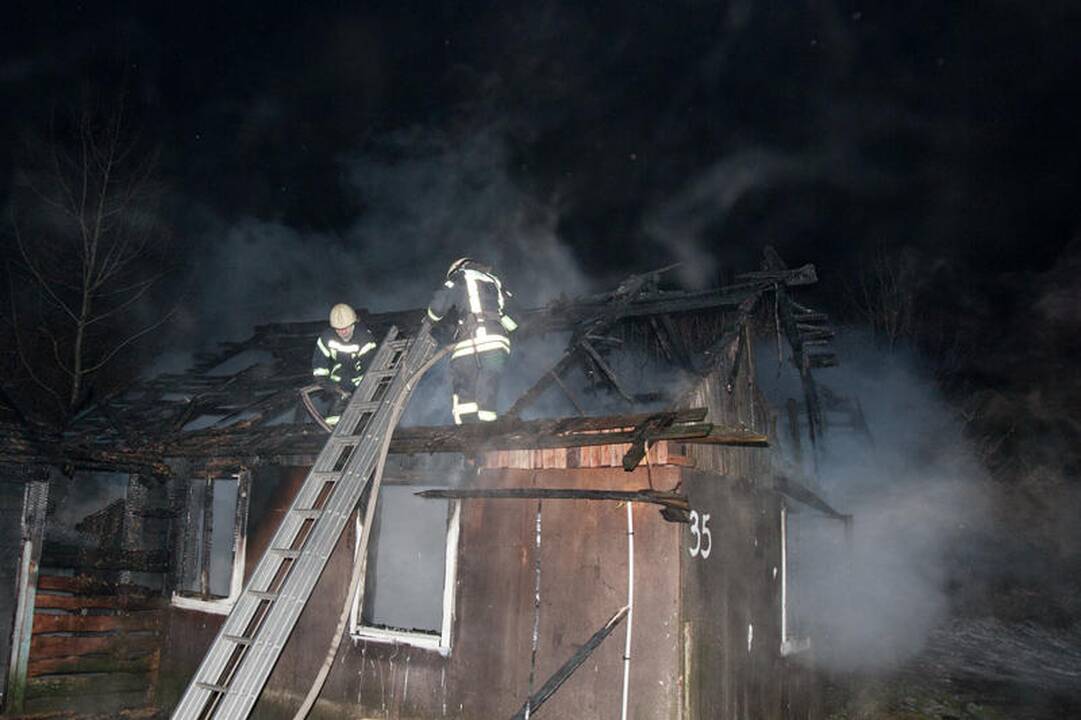 Užgesinę gaisrą tabore ugniagesiai sveikino romus su Naujaisiais