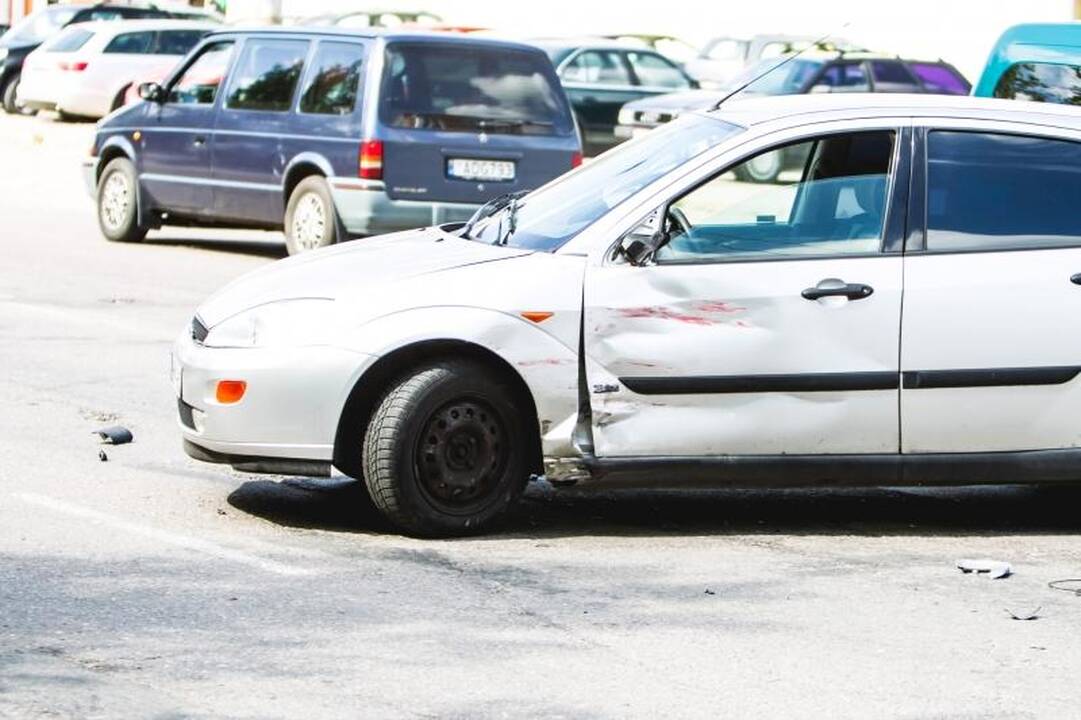 Avarija Raudondvario plente: sužalotas motoroleriu važiavęs 17-metis