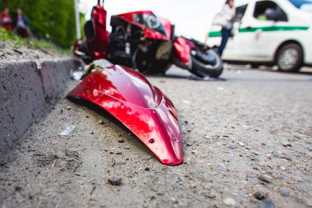 Avarija Raudondvario plente: sužalotas motoroleriu važiavęs 17-metis