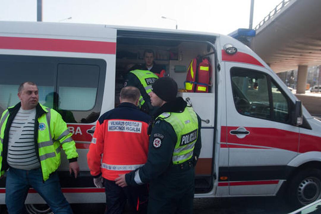 Vilniuje skubėdamas į gaisrą į avariją pateko policijos ekipažas (papildyta)