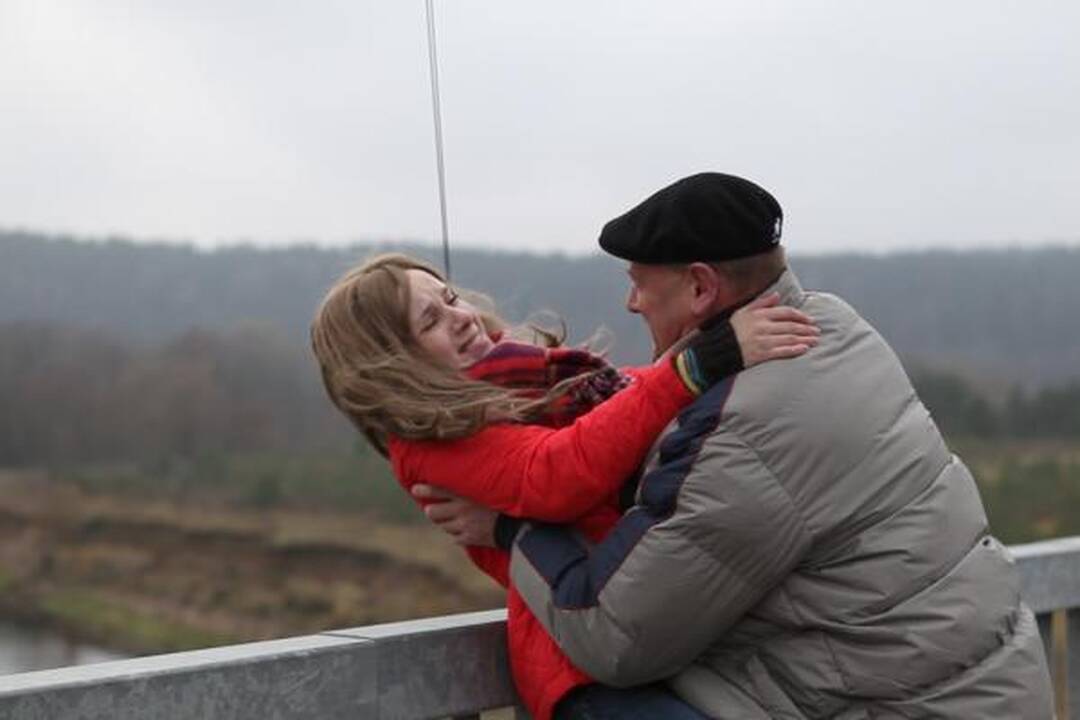 Naujo serialo filmavimas prasidėjo aktorės skrydžiu nuo tilto