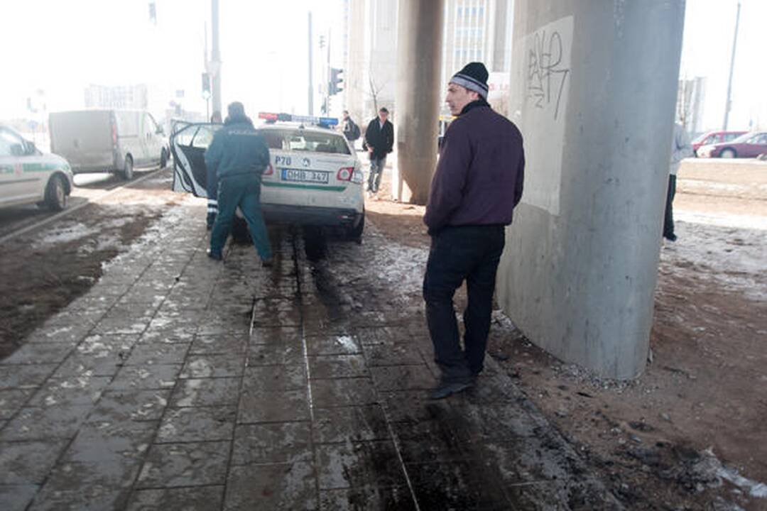 Vilniuje skubėdamas į gaisrą į avariją pateko policijos ekipažas (papildyta)