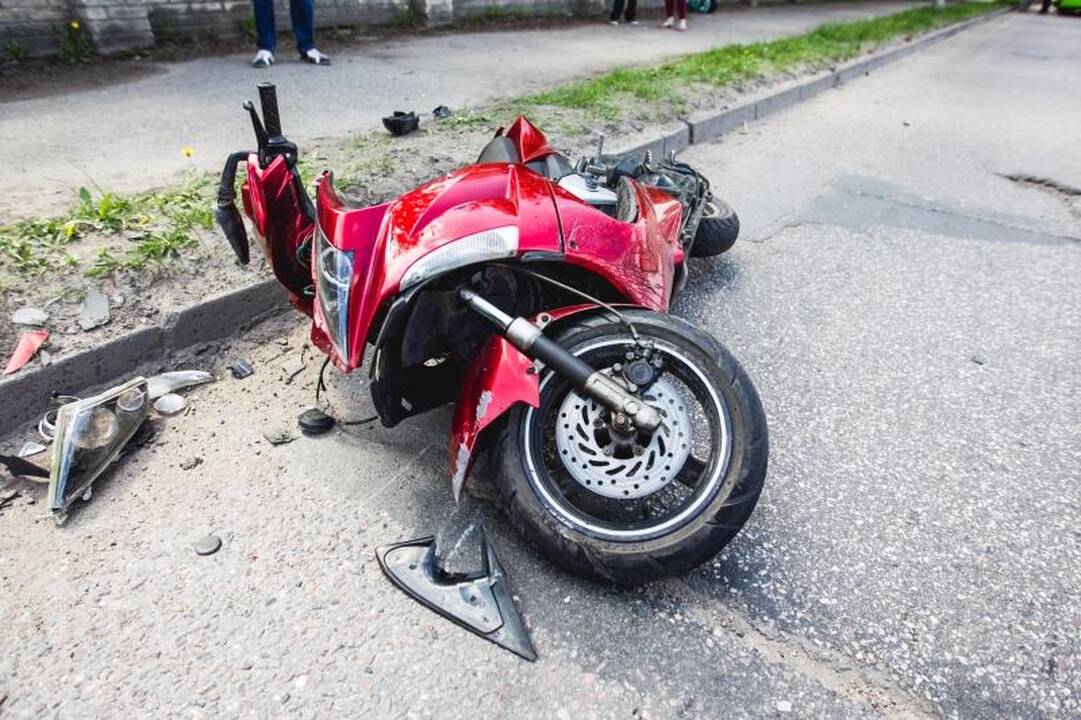 Avarija Raudondvario plente: sužalotas motoroleriu važiavęs 17-metis