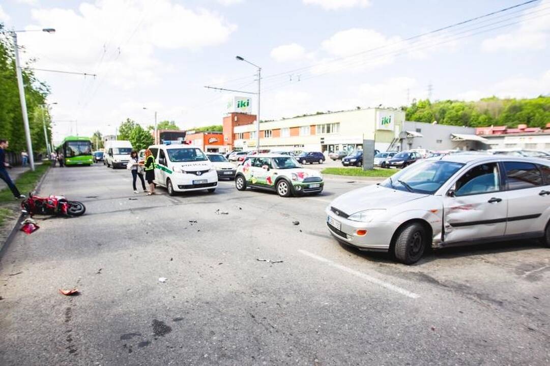 Avarija Raudondvario plente: sužalotas motoroleriu važiavęs 17-metis