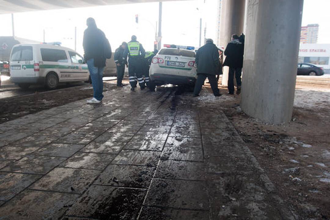 Vilniuje skubėdamas į gaisrą į avariją pateko policijos ekipažas (papildyta)