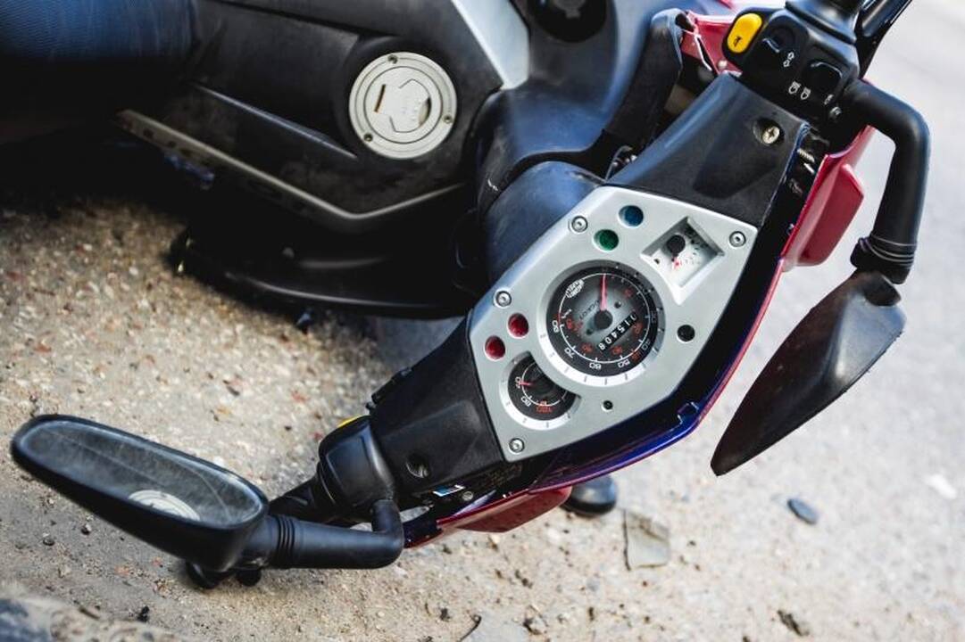Avarija Raudondvario plente: sužalotas motoroleriu važiavęs 17-metis