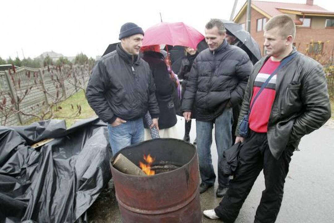 Supanikavę D.Kedžio šalininkai ruošia padangas ir degų skystį (papildyta)