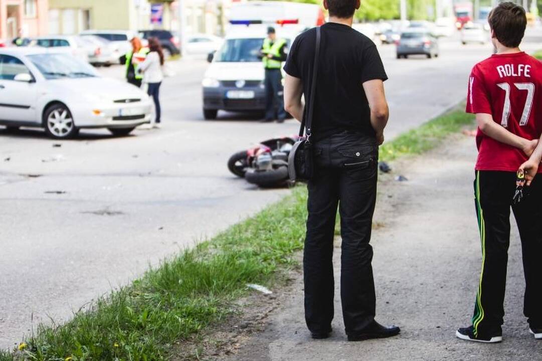 Avarija Raudondvario plente: sužalotas motoroleriu važiavęs 17-metis
