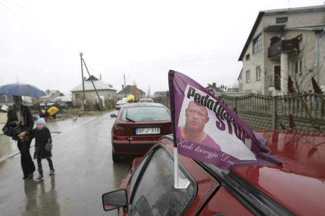 Supanikavę D.Kedžio šalininkai ruošia padangas ir degų skystį (papildyta)