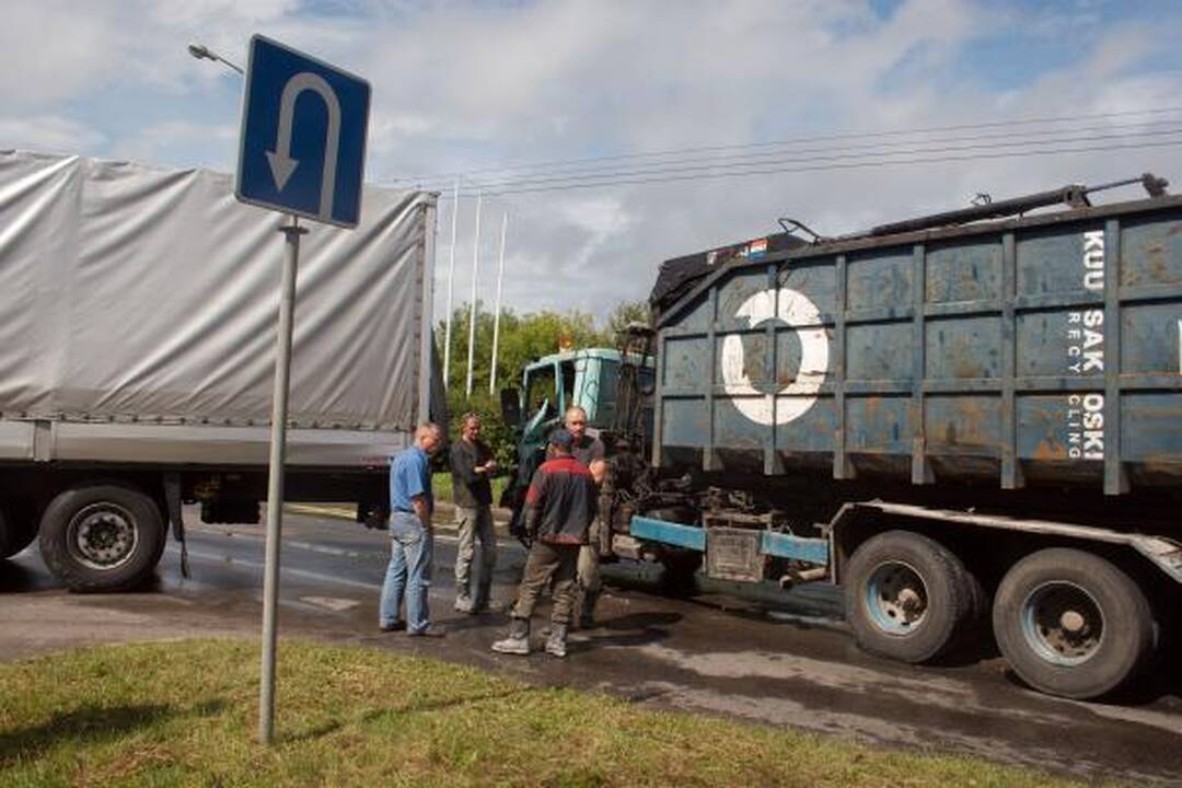 Vilniuje susidūrus dviem vilkikams nukentėjo vairuotojas