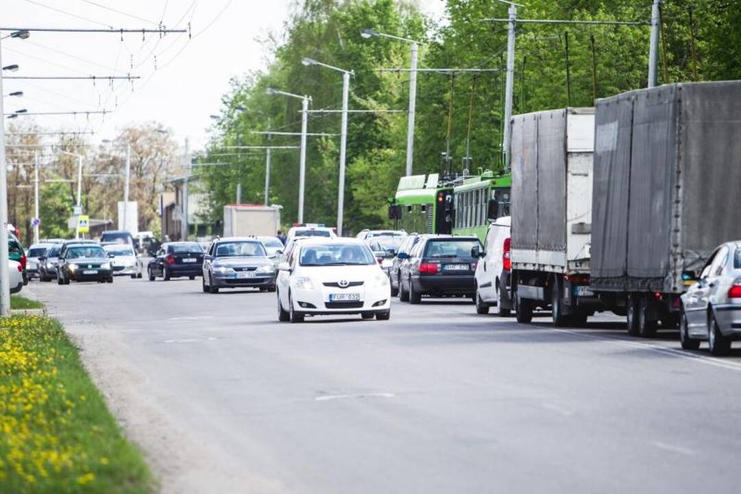 Avarija Raudondvario plente: sužalotas motoroleriu važiavęs 17-metis