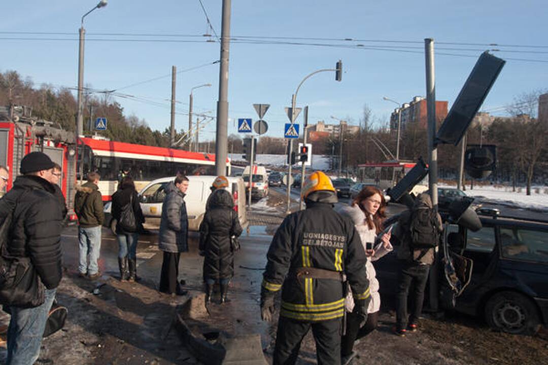 Vilniuje skubėdamas į gaisrą į avariją pateko policijos ekipažas (papildyta)