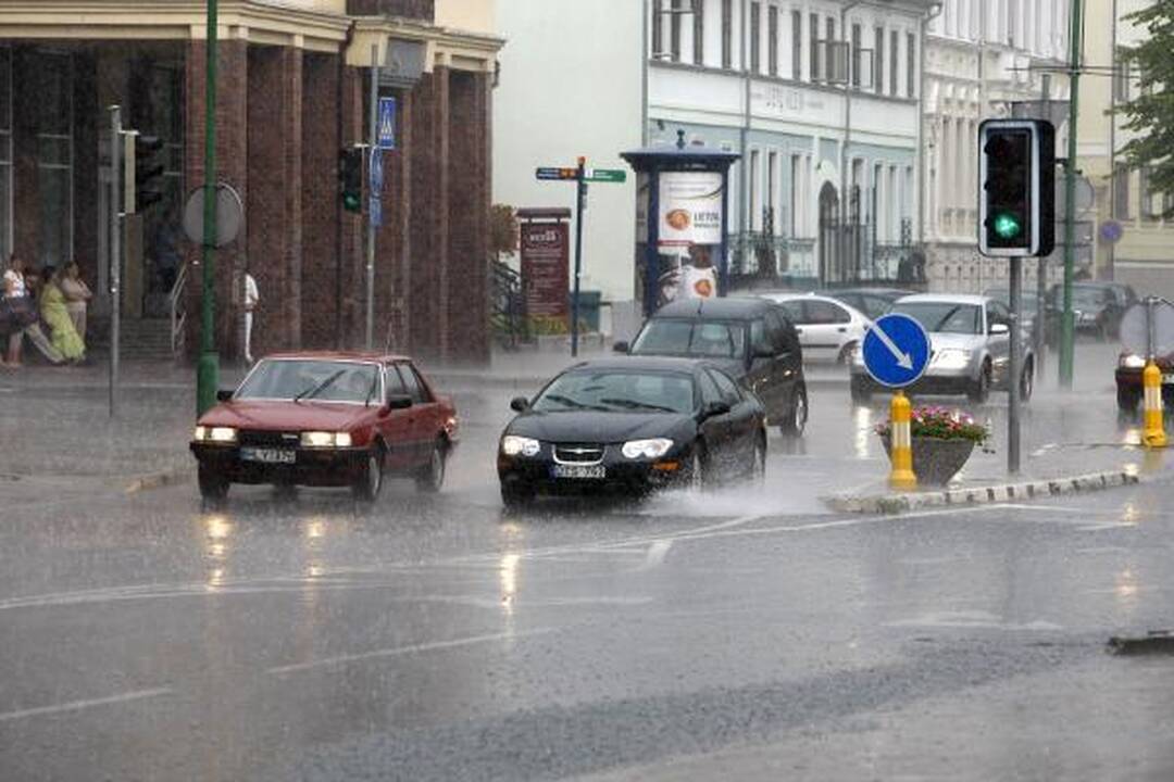 Liūtis Klaipėdoje: gatvės virto upėmis, patvino "Akropolio" "Maxima" 