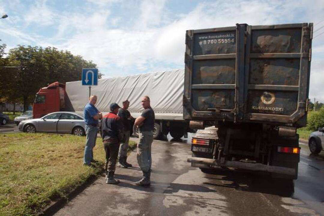 Vilniuje susidūrus dviem vilkikams nukentėjo vairuotojas