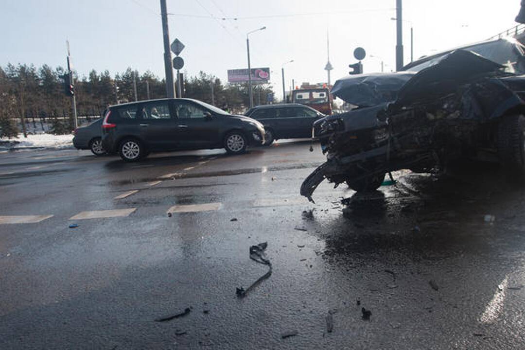 Vilniuje skubėdamas į gaisrą į avariją pateko policijos ekipažas (papildyta)