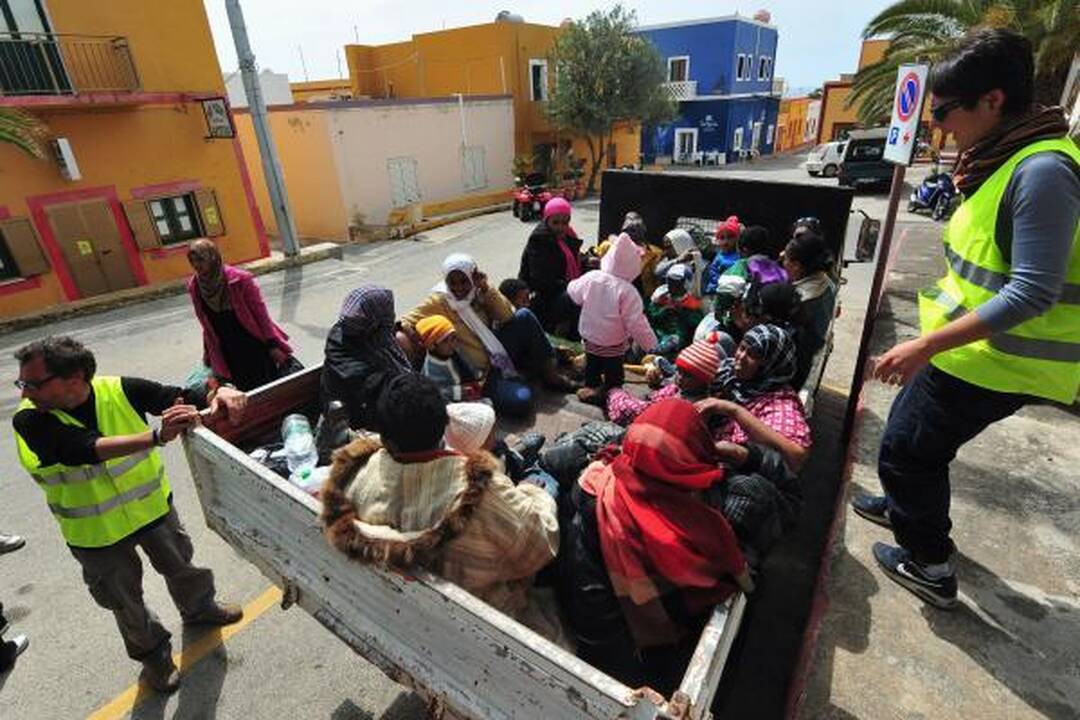 Italijos salas pasiekė apie tūkstantį pabėgėlių iš Libijos ir Tuniso