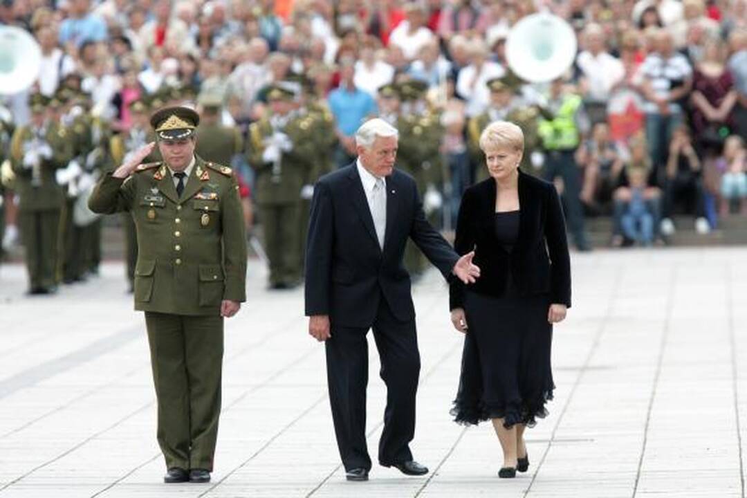 D.Grybauskaitė perėmė vyriausiojo ginkluotųjų pajėgų vado funkcijas